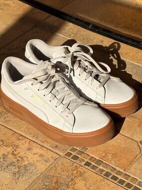 Puma Smash Platform V3 White Gum Leather Sneakers 390758-21 Womens 7.5